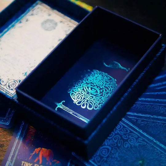 LUXURIOUS BOX WITH INTRICATE ARTWORK PROTECTS YOUR CARDS