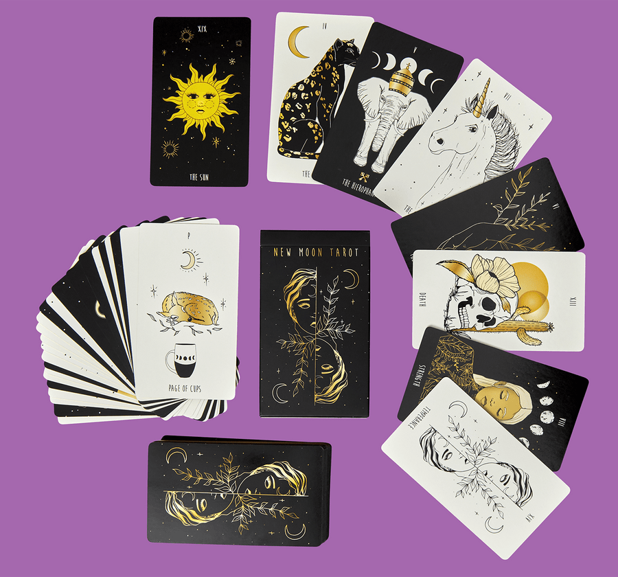 new moon tarot deck contents by Mélina Lamoureux